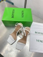 结绳跟 条带凉鞋 Bv Knot系列金属跟 白色 这款方头拖鞋简直Bv最新天花板啦 5彩色百搭 金属麻花跟 为了稳固耐穿特意采用特殊工艺 消除心理阴影 耐穿舒适