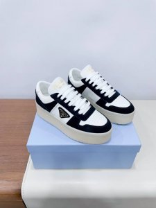 PRAD* P家25ss春季休闲鞋系列 厚底牛皮休闲鞋 原版1:1定制，今年最潮的三角标一脚蹬英伦风复古情侣小白鞋，众多网红上脚，这款鞋，牛皮拼色，注塑三角字母