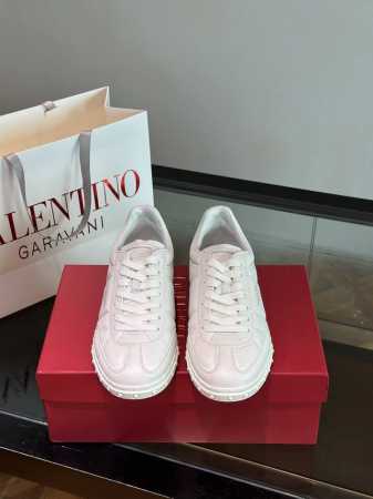 Valentin* 华伦天*情侣款休闲板鞋，时尚百搭单品，小牛皮重工打造 橡胶鞋底装饰 Vlogo Signature 和铆钉细节 头层牛皮内里，上脚舒适有型 - 点击图像关闭
