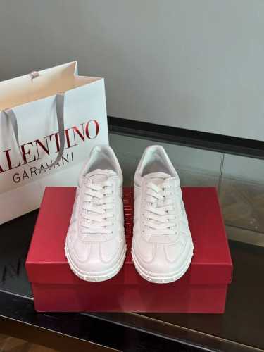 Valentin* 华伦天*情侣款休闲板鞋，时尚百搭单品，小牛皮重工打造 橡胶鞋底装饰 Vlogo Signature 和铆钉细节 头层牛皮内里，上脚舒适有型