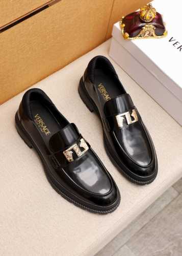 商品商标：Versace 范思哲 休闲皮鞋 正码码数: 39-44 38.45.46订制 商品材料：精选 进口头层开边珠牛皮鞋面+奢华五金扣，进口水染牛皮内里。