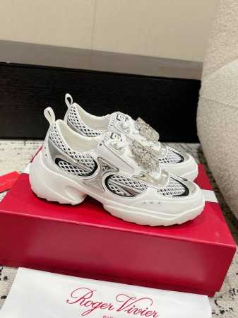 Roger Vivier 25 春夏 RV 水钻厚底运动鞋 老爹鞋休闲鞋以皮革拼镜面织物和网眼面料制成前面点缀迷你闪钻饰扣和珐琅花朵舒适又不失活泼，尽显松弛感面 - 点击图像关闭