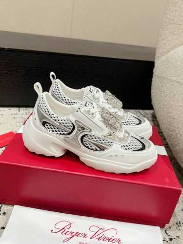 Roger Vivier 25 春夏 RV 水钻厚底运动鞋 老爹鞋休闲鞋以皮革拼镜面织物和网眼面料制成前面点缀迷你闪钻饰扣和珐琅花朵舒适又不失活泼，尽显松弛感面