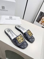 高版本GIVENCHY 纪梵希露趾平底拖鞋出货了，带有品牌标志的金属饰扣与金属质感的银色皮垫搭配，高端大气上档次。鞋面头层牛皮，内里羊皮，35-40码。41-4