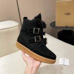UGG. 官网同步冬季新款 新品。 1 面料：羊皮毛一体 牛皮 2内里：纯真羊毛 3 大底；橡胶发泡。轻便舒适 4码数35-40码 5：颜色：克。棕色。