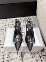 迪奥早春爆品 顶版 尖头高跟鞋 这款高跟鞋重新诠释了 Dior 复古系列黑色漆皮牛皮革鞋面搭配银色调牛皮革金属饰牌，打造镜面效果！优雅的尖头设计与银色高跟鞋相得