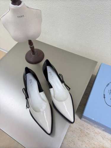 三角跟 拼色单鞋 金属Logo 单鞋 Prada 马蹄跟高 4.5 Cm 简约设计 搭配三角标 Logo 的设计和简约的线条 很有格调 简单纯粹得色调 原版开模