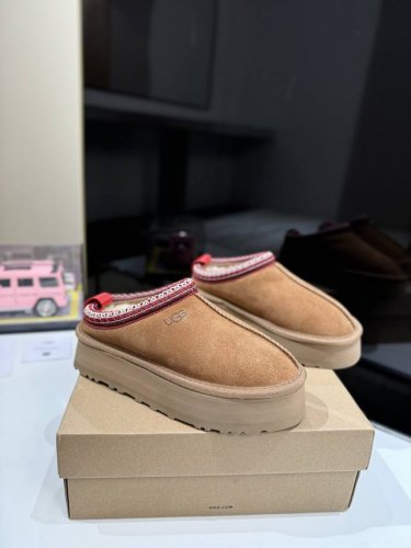 UGG 2024new arrival～ ugg 秋冬厚底民族风拖鞋新色 说到UGG大家都会想起就死皮毛一体经典款一定不陌生，但是UGG其它新潮热款可能姐妹们