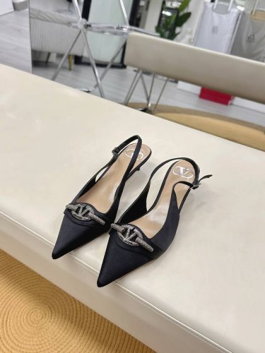 顶级版-真皮底Valentino 最新V Logo Signature水晶钻扣后带高跟鞋 2O2早春新款上市 出厂价pp 面料 进口贴膜羊皮 细腻真丝布 内里