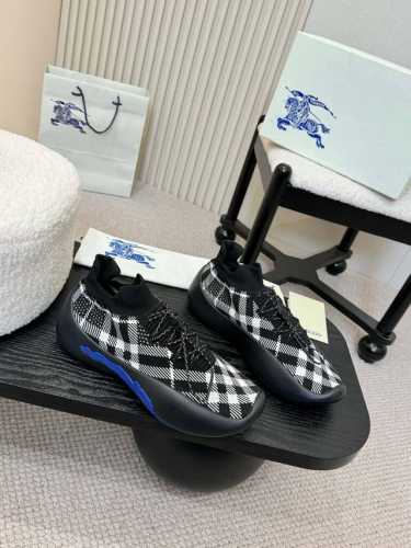 男款 ,订单可谈， Burberry2025爆款出炉，超轻袜子鞋，百搭，装饰精纺 Burberry 格纹图案。搭配网眼内衬和格纹鞋带，橡胶鞋底饰有典藏 Burb