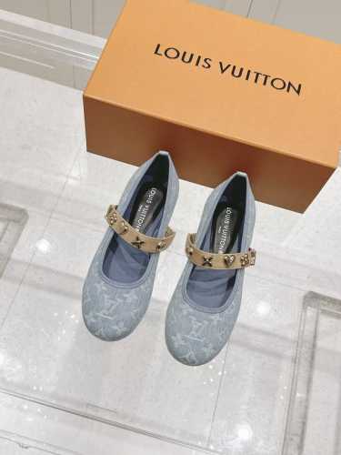 Louis Vuitton 路易威登春夏 村上隆 联名玛丽珍时装平底芭蕾舞鞋 春夏秀场出镜超多名模上脚 简约大方非常百搭 鞋面采用原版牛皮，Lv彩色老花标识点缀