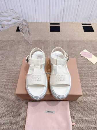Miumiu 缪缪厚底凉鞋 这一季的Miumiu女士凉鞋 是写给足尖的情诗 原版进口面料如云朵般轻盈 搭配**立体刺绣Miumiu logo** 每一针都是高定 - 点击图像关闭