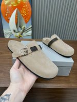 BrunelloCucinelli 。B C增高鞋上新款了。面料：进口牛绒。内里牛皮，纯铜珠链，上脚美观大方，百分百原版开发。原版包装，码数35 －42。35