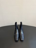 高靴 短靴 Toteme 23 秋冬新款方头压纹靴 Toteme在打造高级感这点从来就没输过 一双简约干练、低调时髦的靴子 没有鲜艳的色彩和繁杂的设计，仅凭2c