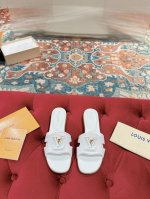粗跟凉鞋 Lv 路易威登 顶级版本 气场十足女神款，高级感满满，街拍凹造型必备，日常霸总穿搭 时髦精在线 鞋面:进口小牛漆皮 内里:进口羊皮 大底:意大利真皮大
