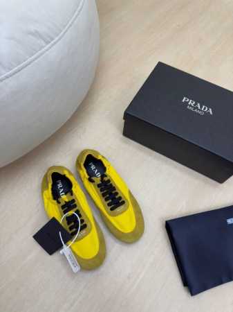爆款潮流运动鞋 11色全网最齐色 Prada 黄色 平底设计 简约设计 搭配三角标 Logo 的设计和简约的线条 很有格调 简单纯粹得色调 原版开模 舒适炸街 - 点击图像关闭