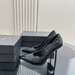 YSL 圣罗兰SS2024高跟单鞋 各种小裙子搭配起来 完全不挑脚型哦 通透的闪钻在光线的照耀下呈现幻彩 真的美的过分 上脚显白的让人上头！ 面料：漆皮，鳄鱼纹