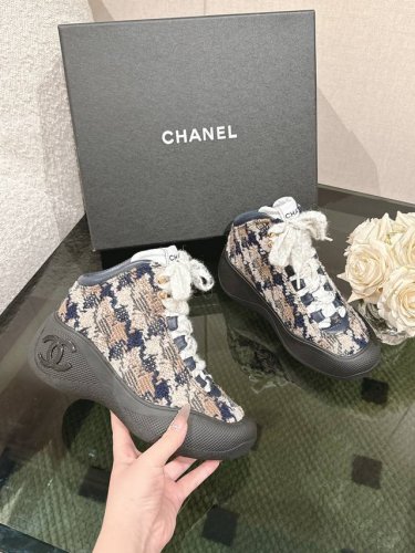 chanel 24K。秋冬火爆休闲鞋 秋冬宝藏时髦单品，必须要炫耀一下，专柜无敌火的一款，抵御冬日的寒冷定义冬季时尚，简直就是小香的灵魂，整个冬天可以天天穿，旅