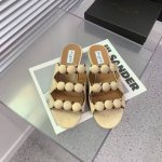 Alaia阿莱亚圆扣铆钉平底拖鞋！无数的名设计师都把他看作“Designerofdesigners”更影响着很多人的风格！铆钉、金属环扣、紧束胸衣和性感蛇皮这些