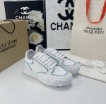 工厂价： 飞机盒alexander Mcqueen 顶级版弯底拼色 面料：哑对光版丝牛绸皮 材料全是意大进利口 Logo：都是压印logo，凹凸感高级定制版 内