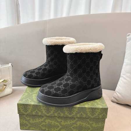 Gucci 古奇 G家24新款女士及踝靴羊毛靴这款 Cruise 2024 靴子既稳定又奢华。GG 图案和其他细节向品牌的根源致敬。 这款雪地靴 材质介绍 鞋面 - 点击图像关闭