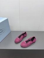 出厂 Prada 普拉达春夏秀款薄底德训鞋 25ss秀款出境率最高的单品 鞋面麂皮有肌理感，内里羊皮包裹，软软糯糯的 鞋垫加厚小羊皮，踩上去无比舒适，有支撑感，
