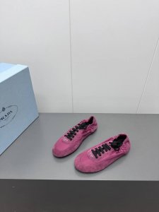 出厂 Prada 普拉达春夏秀款薄底德训鞋 25ss秀款出境率最高的单品 鞋面麂皮有肌理感，内里羊皮包裹，软软糯糯的 鞋垫加厚小羊皮，踩上去无比舒适，有支撑感，