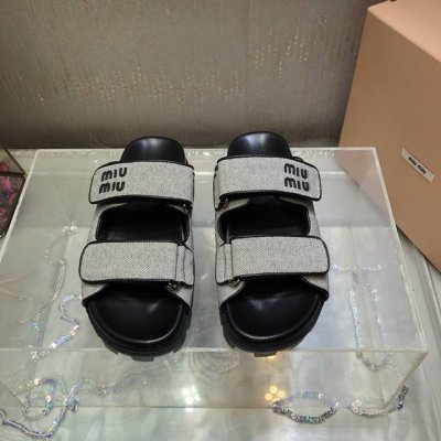 Miu Mi*2025春夏新品魔术贴厚底凉拖～上脚慵懒随性！满足不同搭配需求！复古高级舒适度拉满！ 鞋面：原版定制特殊材料 内里 垫脚：羊皮 大底：成型底 底高