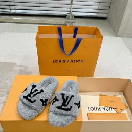 LV 泰迪毛毛拖鞋 Paseo Comfort 系列经典款 太好看啦、新一代耐看又好穿 时尚达人必入单品、2024最火系列 原版开发 代购级 定制真羊羔毛 质感 - 点击图像关闭