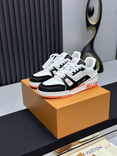 橙子出厂价p 新配色 louis Vuitton 路易威登 Lv Trainer 情侣款运动鞋板鞋 休闲复古篮球鞋 从复古篮球鞋汲取灵感 打造备受青睐的 Lv