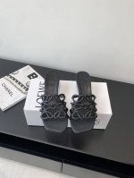Loewe 罗意威 25Ss 春夏新品拖鞋 简约设计感觉更干净优雅 让你念念不忘 颜色也很耐看 上脚瞬间气质十足气场 简直帅气有型 鞋面采用牛皮印花 内里羊皮垫