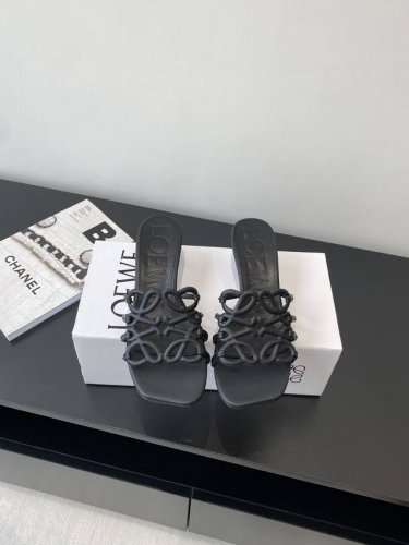 Loewe 罗意威 25Ss 春夏新品拖鞋 简约设计感觉更干净优雅 让你念念不忘 颜色也很耐看 上脚瞬间气质十足气场 简直帅气有型 鞋面采用牛皮印花 内里羊皮垫