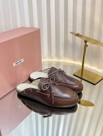 Miu Mi*25Ss软底英伦风厚底乐福拖鞋 怎么穿都好看今夏时髦精最爱 软底真的超级舒服 超级重工 每一双都是独一无二不对寸的擦色效果 配个小袜子英伦风十足