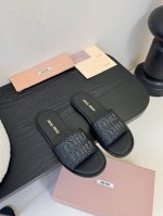 顶级 ×缪 缪 新款拖鞋系列上新 ★★★★★ 舒适度与时髦度并存的开挂全新系列，设计搭配，简约大方，百搭时尚！ 鞋面：原版定制材料电绣牛皮 内里: 原版定制羊皮