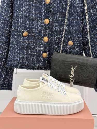 厂价 Miu Miu 缪缪25S新品复古 厚底小白鞋帆布鞋半拖 缪缪这一季也太少女 太好看了！ 简约的设计搭配做旧的风格真的很复古！ 3Cm增高 小个子穿起来也