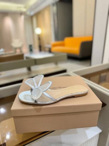 价格P： {拖鞋系} Gianvito Rossi 2025 这款高跟拖鞋 极简主义的 Elle、Gianvito Rossi 秉承了其传统意大利工艺，专注精巧