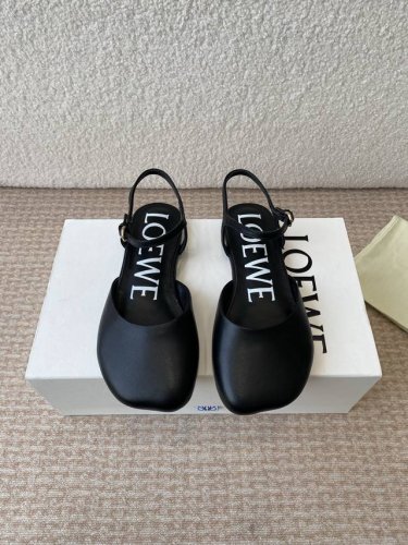 罗意威Loewe2025春夏最新款时装凉鞋 今年超火的品牌 好多明星网红时尚博主种草 喜欢这种风格的小仙女必须要入手哦 鞋面采用进口小牛皮 内里混种羊皮 皮料细