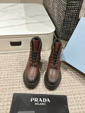 Prada普拉达 24 最新 厚底复古擦色马丁短靴 时尚厚底休闲机车马丁靴，独到味道，人人都爱也轻松驾驭 每年都会爆.还有就是百搭经典的鞋楦，足以征服你，穿上它 - 点击图像关闭