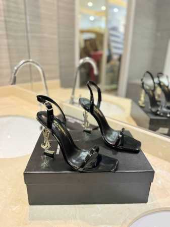 Saint Laurent 圣罗兰 Ysl字母金属扣 烤漆Ysl字母跟高跟凉鞋。特色的字母跟设计，独享不一样的风采。 进口漆皮+水染羊皮里+意大利真皮大底。 两 - 点击图像关闭