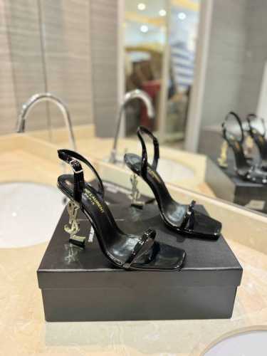 Saint Laurent 圣罗兰 Ysl字母金属扣 烤漆Ysl字母跟高跟凉鞋。特色的字母跟设计，独享不一样的风采。 进口漆皮+水染羊皮里+意大利真皮大底。 两