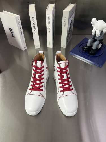 高帮唇膏运动鞋 顶级版定制 222 唇高运动鞋展示了运动，这一复杂的设计是在素描天鹅绒，勾勒出一个花纹丝带装饰。侧面拉链用链子和拉链装饰，让人想起梅森 标志性红