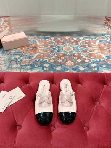 Miu Miu 缪缪 25 早春新品 专柜主打最新走秀款 珍珠扣复古玛丽珍粗跟单鞋缪家高货 顶级工艺打造精品质感 无敌舒适 绝对是一见钟情款！时尚百搭，人手必备