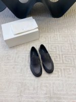 出厂价 牛皮+10 THEROW 新款乐福鞋 。延续品牌简洁大方的理念。款式大气线条流畅，穿着大气搭配百搭。进口牛皮牛京 舒服 细腻柔软质感看细节都能感受到 牛