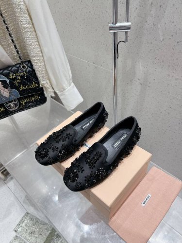 430 高版本 原版开发Miumiu 缪缪 新款圆头平底乐福鞋 面料：进口真丝 重手工钉绣钻珠片花朵 内里：内里垫脚羊皮 鞋底：原版橡胶大底 码数：35-39