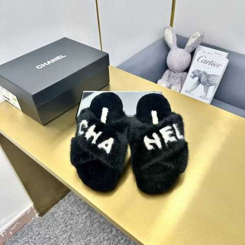 chanel 香奈儿 白色刺绣条纹logo加绒毛里一字平底拖鞋秋冬新款羊毛拖鞋 让我重新爱了它一次！这季节美鞋太多这款毛拖真的是让我无法自拔真太可爱了～ 面料：