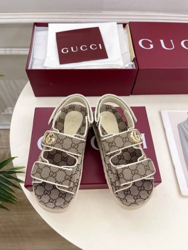 gucci 古驰 25 G家 主打系列终于面世 狠货值得期待 原有的经典 创造新设计 bs新款 经典双G帆布魔术贴沙滩凉鞋 代购级别 高级感十足 国内外博主刷爆