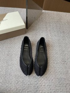 Cl X Maison Margiela 25Ss分趾平底单鞋 Maison Margiela 与 Christian Louboutin 推出首个联名鞋履系列
