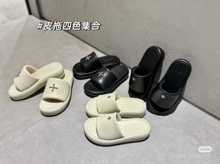 25Ss托鞋 最新火爆款十字花 拖鞋 厚底 休闲 百搭的极简风国潮，新作继承了诸多品牌制胜的流行元素，势必大热 超级酷 黑暗百搭风 采用高密度透气牛皮革 ，配有 - 点击图像关闭