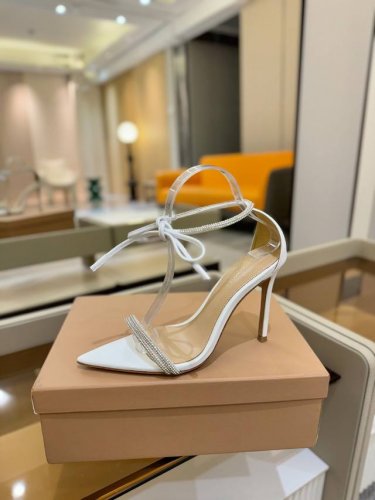 价格P： 吉安维托 罗西 Gianvito Rossi 露趾凉鞋搭配细高跟，性感而精致。 吉安维托 罗西 Gianvito Rossi 秉承了其传统意大利工艺，