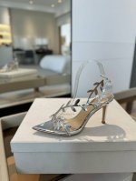 价格P： Gianvito Rossi 2025新款凉鞋 顶级版本 代购品质 这双尖头高跟漆皮树叶装饰女鞋，简直是我的心头爱！尖头的造型精致又时尚，尽显女性魅力